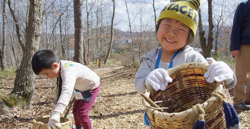Parent-child mountain experience play