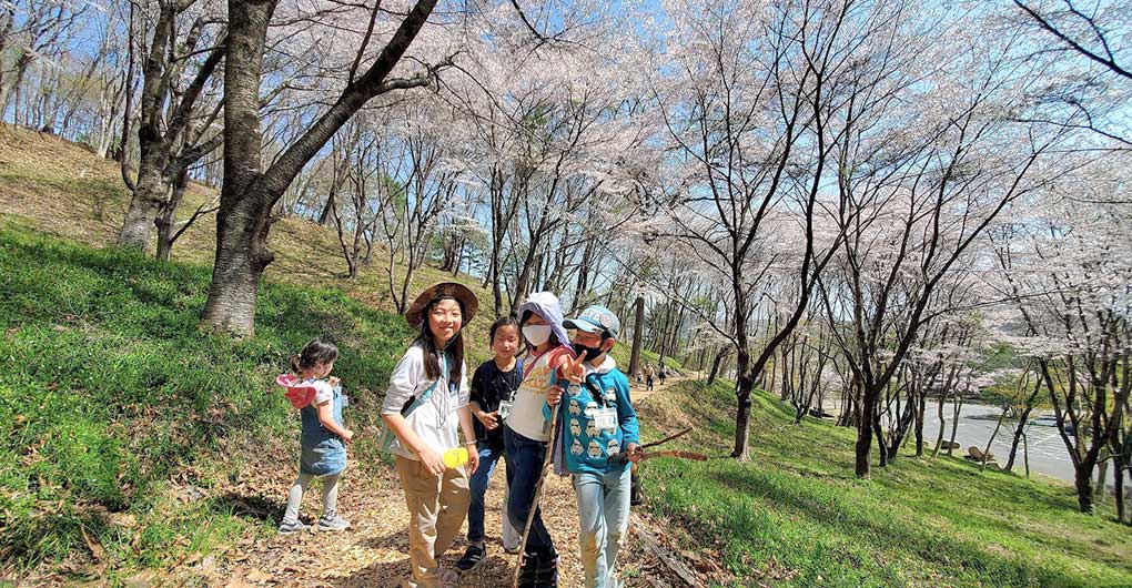 Parent-child mountain experience play