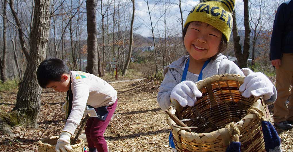 Parent-child mountain experience play
