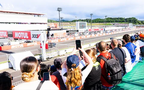 PICKUP! If you want to enjoy the start, pits, and podium, choose the "V Seat" 