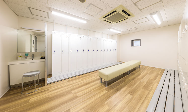 Men's Locker & Shower