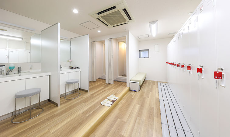 Women's Locker & Shower