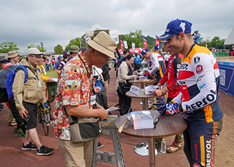 Rider Selfie & Autograph Session