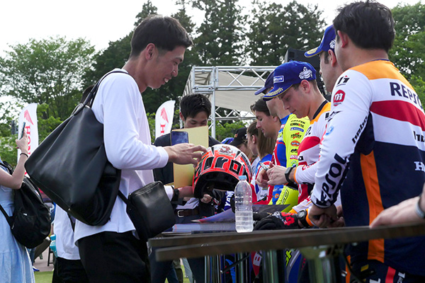 Rider Selfie & Autograph Session