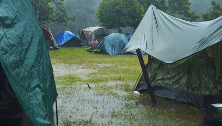 突然雨が降ってきた！雨の日のキャンプ設営はどうしたら良い？