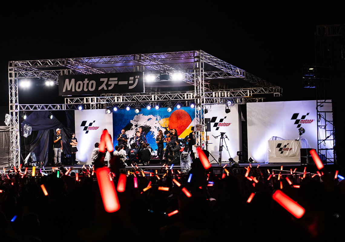 MotoGP™夜間現場