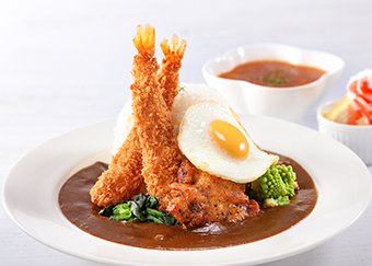 在餐廳或咖啡廳享用午餐